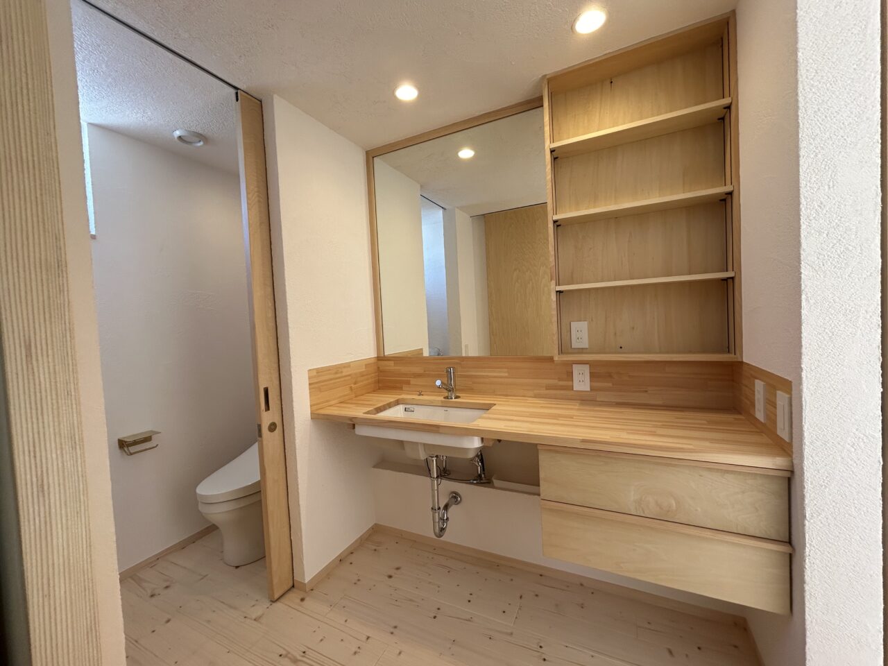 トドマツとホタテ漆喰の家05