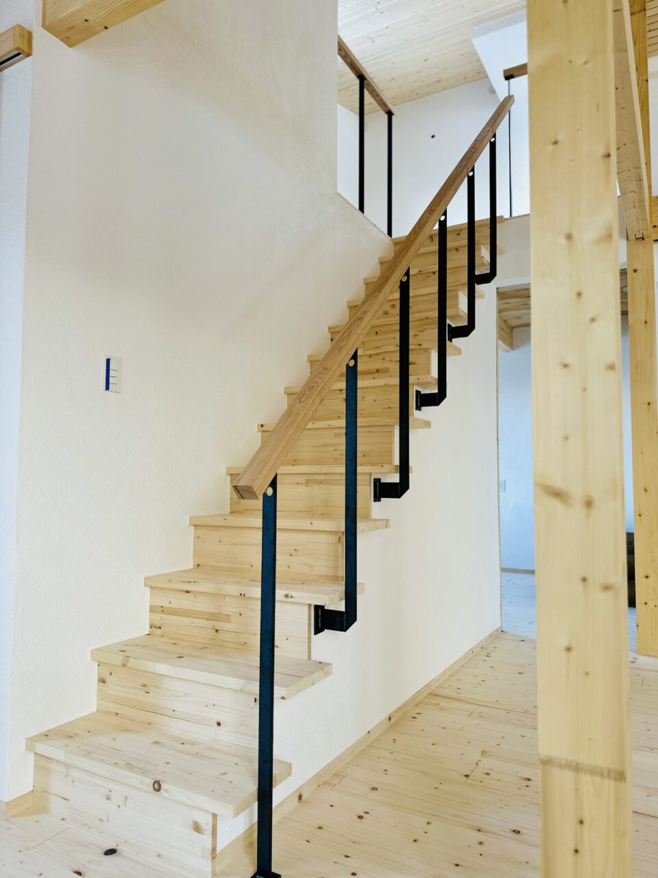 トドマツとホタテ漆喰の家04